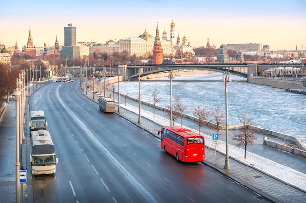 Czerwony autobus Niezapomniana Moskwa na nabrzeżu Prechistenskaya rzeki Moskwy i widok na Kreml Moskwa