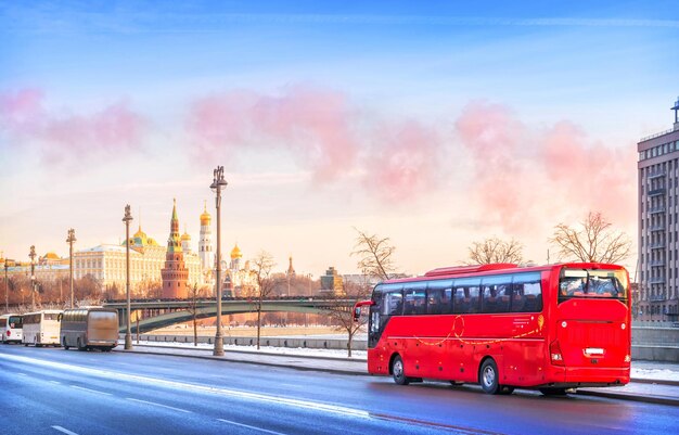 Czerwony autobus Niezapomniana Moskwa na nabrzeżu Prechistenskaya rzeki Moskwy Moskwa Kreml Moskwa