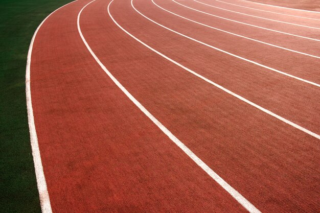 Czerwony bieżnia na stadionie