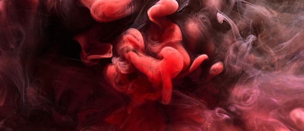 Zdjęcie czerwony czarny atrament abstrakcyjne tło farba akrylowa tło dla kosmetyków perfum fajki tajemnicze chmury dymu kolorowa mgła