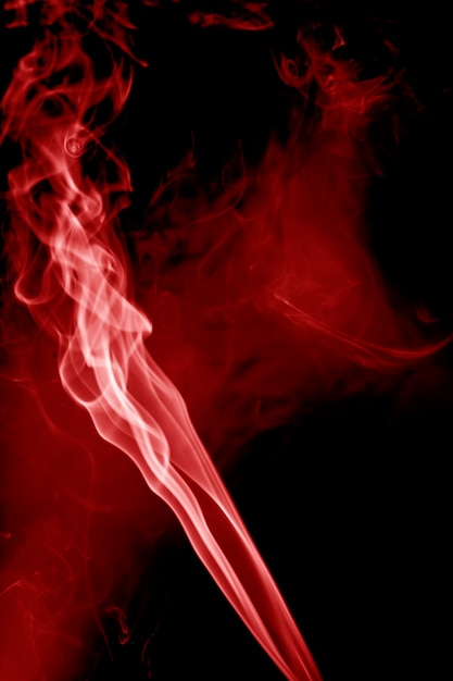 Zdjęcie czerwony dym na czarnym tle