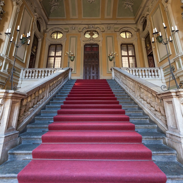 Czerwony dywan do tego włoskiego wejścia do starego pałacu