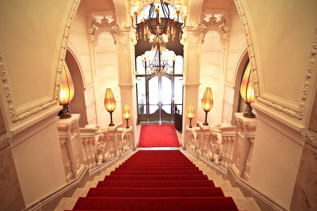 Czerwony dywan w eleganckim budynku