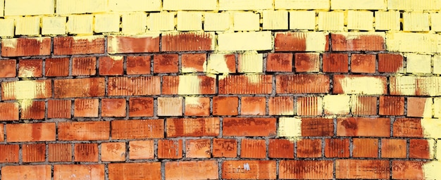Czerwony grunge ceglany mur streszczenie tekstura tło stary wzór z żółtą farbą na wierzchu