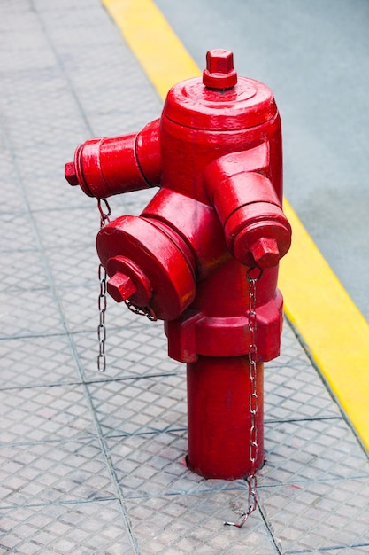 czerwony hydrant na ulicy