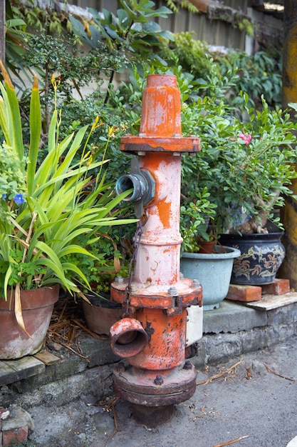 Czerwony hydrant retro na wiejskim Tajwanie