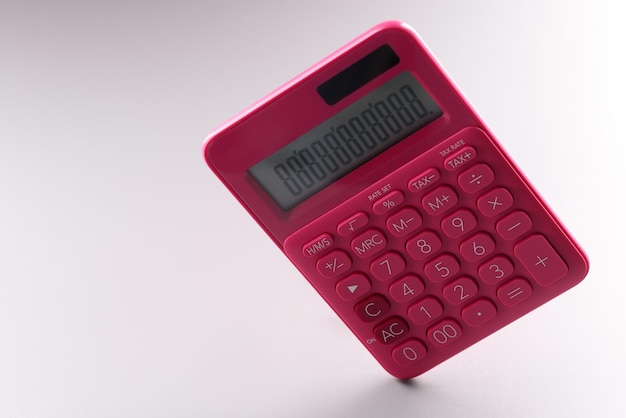 Zdjęcie czerwony kalkulator z liczbami na ekranie działa na baterii
