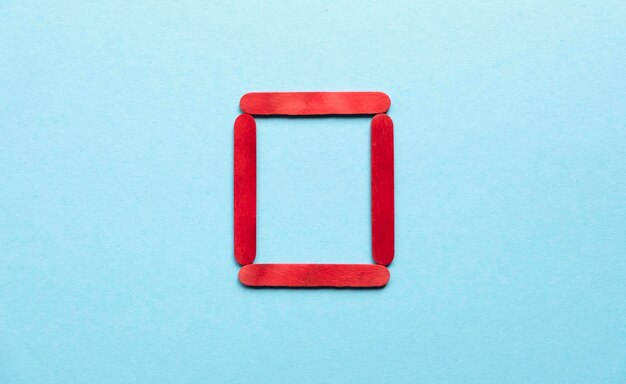 czerwony kwadrat na niebieskim tle. Figura geometryczna. Pole wyboru