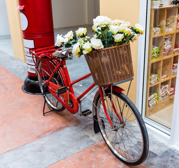 Czerwony Malowany Rower Z Wiadrem Białych Kwiatów