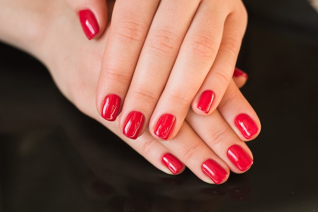 Czerwony Manicure Z Paznokciem Na Czarnej Powierzchni