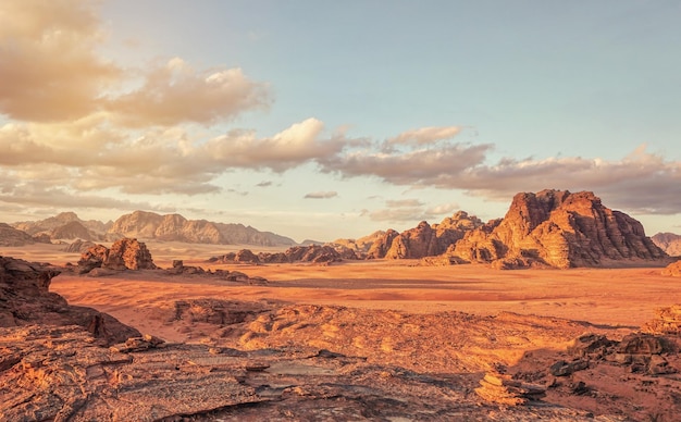 Czerwony Mars jak krajobraz na pustyni Wadi Rum Jordania ta lokalizacja była używana jako sceneria wielu filmów science fiction