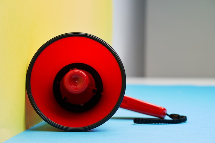 Zdjęcie czerwony mega telefon na żółtym tle