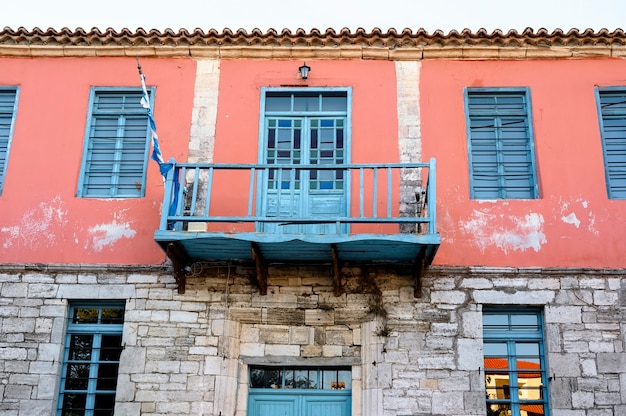 Zdjęcie czerwony niebieski dom w afitos, halkidiki, grecja