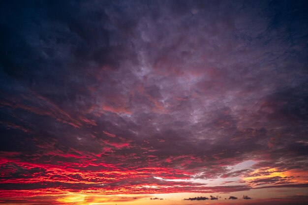 Czerwony ogień krew zachód słońca niebo chmura