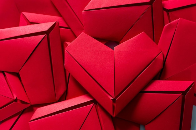 czerwony papier serce tło, Pęczek wyciętych z różowych i czerwonych serc papieru na czerwonym tle.