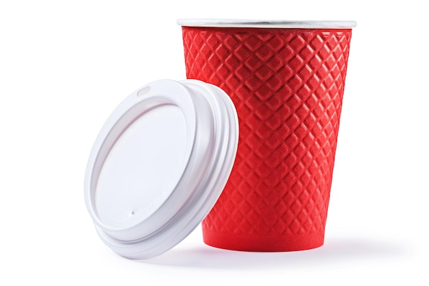 Czerwony papierowy kubek do kawy z białą czapką na białym tle