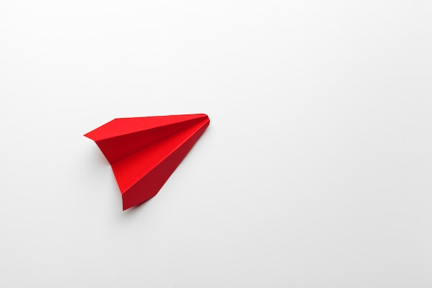 Czerwony papierowy samolot origami. Koncepcja transportu i biznesu