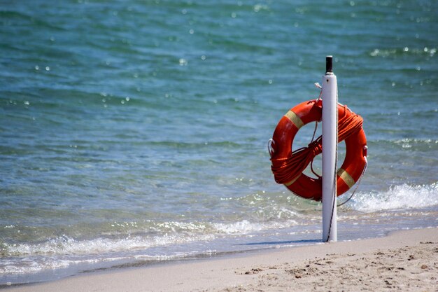 Zdjęcie czerwony parasol na plaży nad morzem