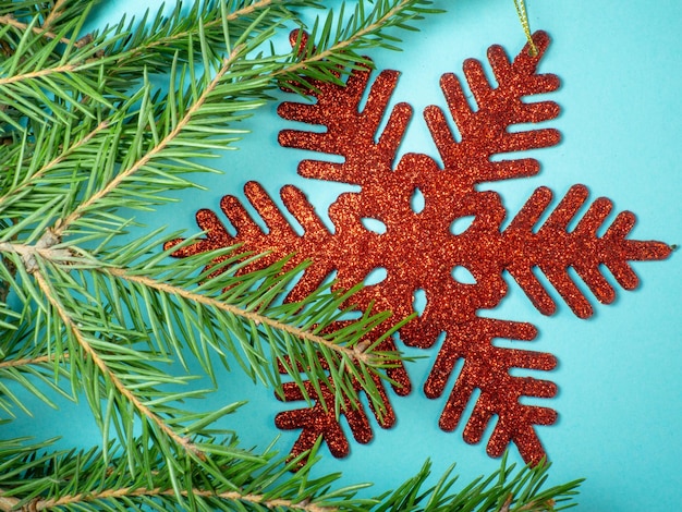 Zdjęcie czerwony płatek śniegu na niebieskim tle dekoracja karty nowego roku
