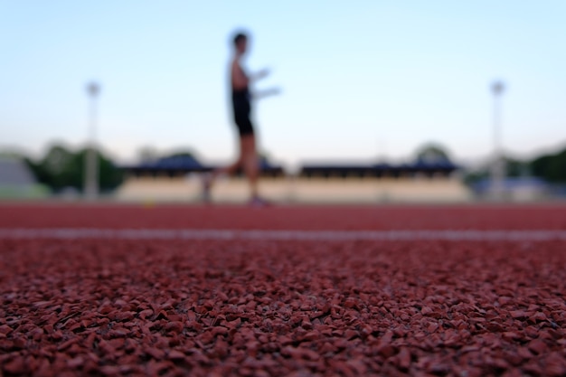 Czerwony Podłogowy Stadium Dla Biegać I Jogging ćwiczy Ludzi Zamazanego Blackground.