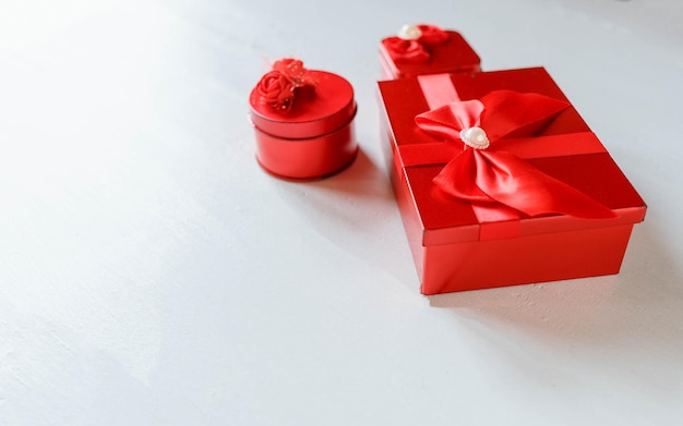 Czerwony prezenta pudełko na białym drewnianym tle