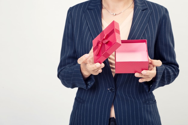 Czerwony Prezenta Pudełko Od Biznesowej Kobiety