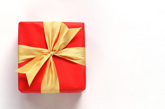 Czerwony prezenta pudełko odizolowywający na białym tle.