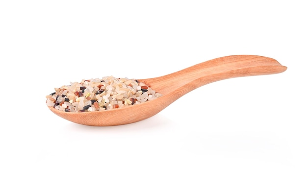 Czerwony ryż z kiełków zbóżBrązowy ryż jaśminowy i Riceberry w drewnianej łyżce na białym tle