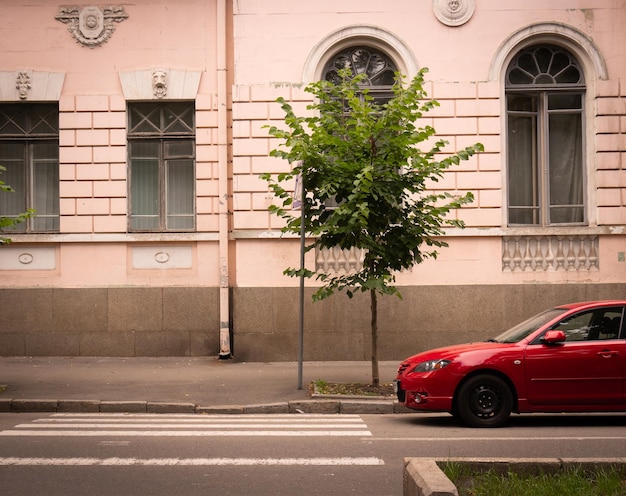 Zdjęcie czerwony samochód sportowy na tle ulicy miasta.