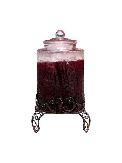 Zdjęcie czerwony słodki zimny sok owocowy w szklanym pojemniku vintage na białym tle