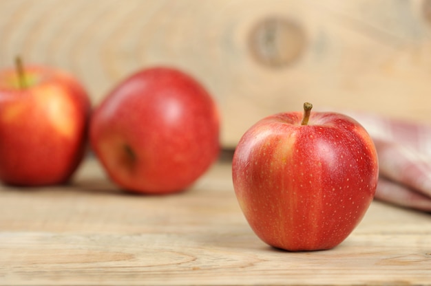 Czerwony soczysty jabłko na drewnianym tle