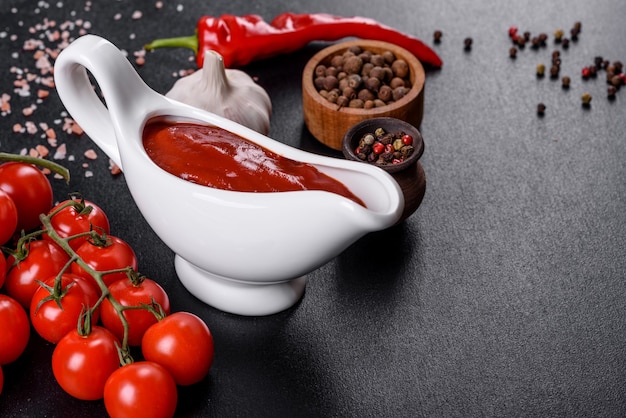 Zdjęcie czerwony sos lub ketchup w misce i składniki do gotowania