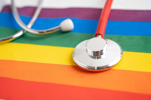 Czerwony stetoskop na tęczowej flagi tle symbolu dumy LGBT