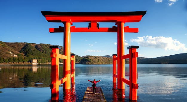 Czerwony torii na Hakone jeziorze, Japonia