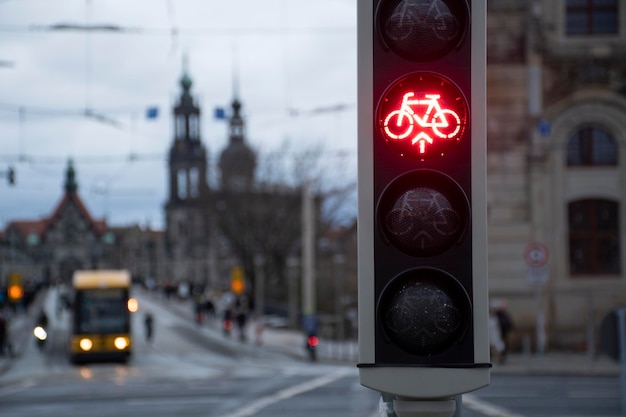 Czerwony znak dla skrzyżowania i ruchu rowerowego w centrum drezna w niemczech