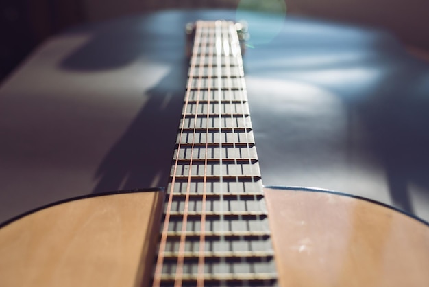 Część brązowej drewnianej gitary klasycznej Sześć strun