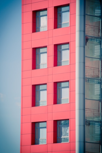 Część elewacji nowoczesnego budynku w kolorze czerwonym i niebieskim