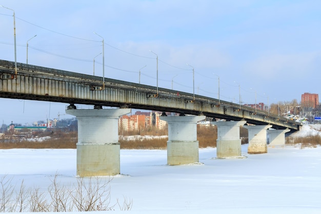Część mostu samochodowego na szlaku syberyjskim z Moskwy do Irkucka na rzece Tom selektywne skupienie