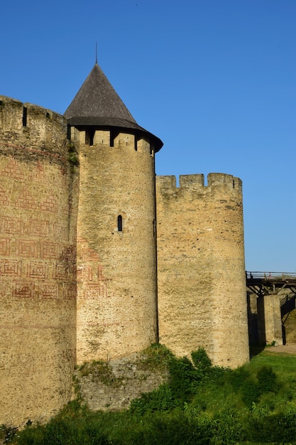 Część starego kamiennego muru średniowiecznej fortecy z blankami i blankami
