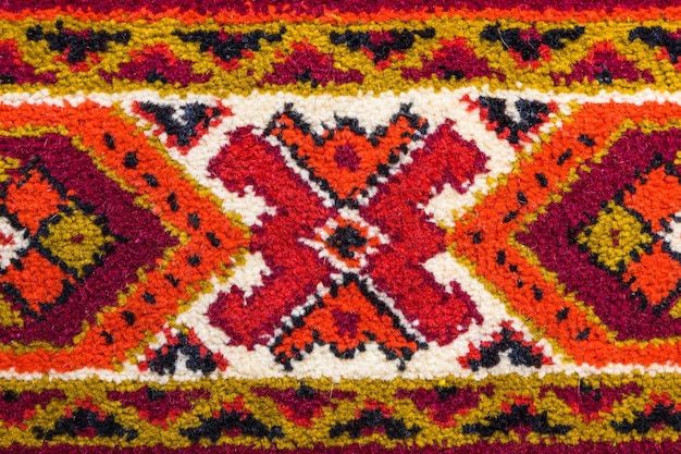 Część starej tekstury dywanu z abstrakcyjnym ornamentem