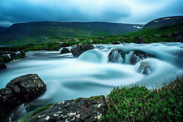 Część wodospadu Dynjandi Fjallfoss Islandia Długa ekspozycja islandzkiego letniego krajobrazu