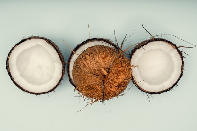 Części kokosowe na białym tle