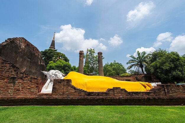 Częściowy widok leżącego Buddy w Tajlandii Ayutthaya