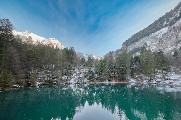 Częściowy widok na zaśnieżone jezioro Blausee w Szwajcarii