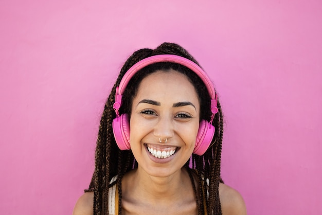 Czeska afrykańska dziewczyna słucha muzyki z playlisty przez słuchawki - Skup się na twarzy