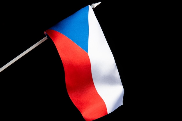 Czeska flaga na czarnym tle rozwija się i leci na wietrze izolat flagi republiki czeskiej