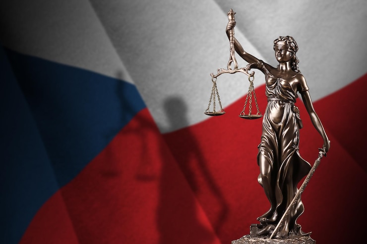 Zdjęcie czeska flaga z posągiem sprawiedliwości i wagi sądowej w ciemnym pokoju pojęcie wyroku i kary