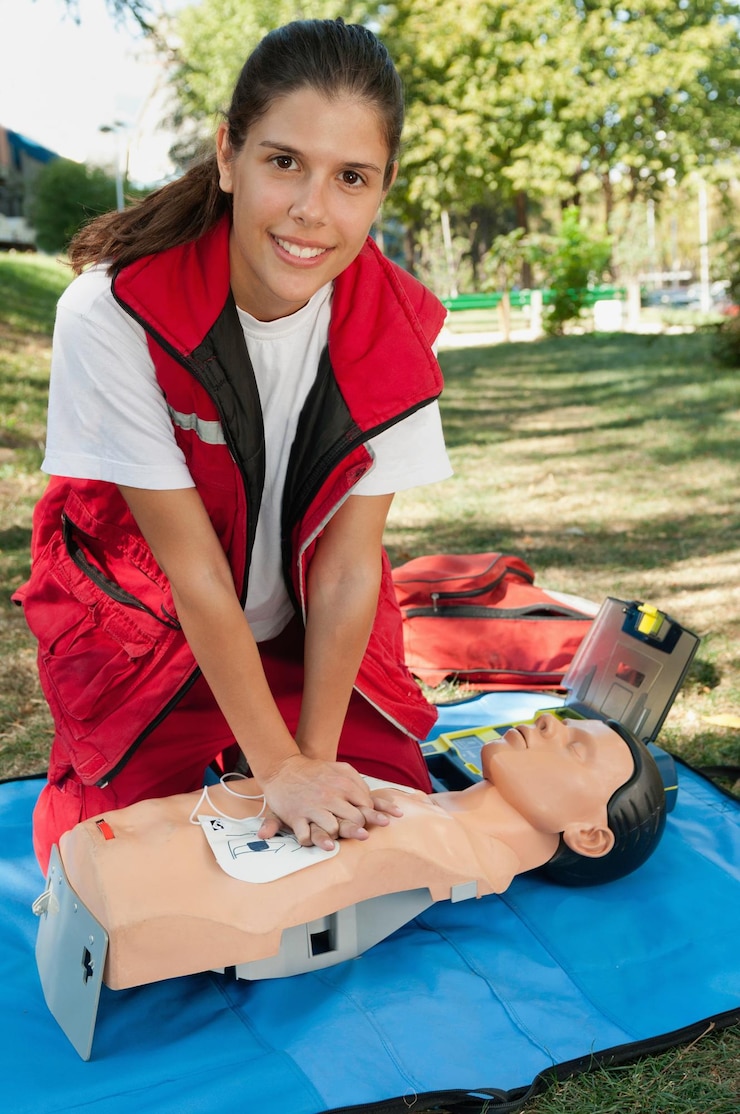 Członek pierwszej pomocy wykonujący CPR