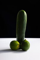 Członek warzyw i owoców na czarno-białym tle wegetariański męski narząd płciowy