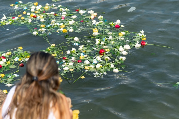 Członkowie Candomble noszą kwiaty na cześć Iemanja na plaży Rio Vermelho w mieście Salvador Bahia